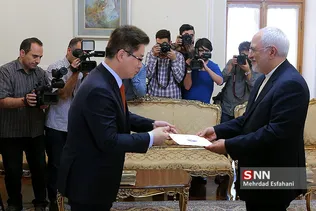 محمدجواد ظریف وزیر امور خارجه کشورمان و آقای وجانگ هیان، سفیر جدید کره جنوبی در تهران