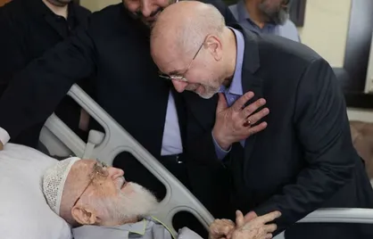 محمدباقر قالیباف رئیس مجلس شورای اسلامی با حضور در یکی از بیمارستان&zwnj;های تهران، از آیت&zwnj;الله نوری همدانی عیادت کرد