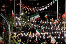 پنجاه و چهارمین شب حضور حماسی در خیابان‌های مشهد | حضور در سنگر خیابان، حداقل وظیفه هر ایرانی در دفاع از ایران است (۳ اردیبهشت ۱۴۰۵) + فیلم