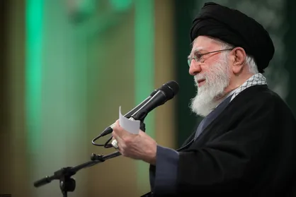 قائد شهید: روز عرفه را قدر بدانید و با دعا و تضرّع، به معنای واقعی کلمه گره&zwnj;گشایی کنید / واکاوی پیام&zwnj;های رهبر شهید درباره اهمیت لحظات &laquo;اکسیرگونه&raquo; نهم ذی&zwnj;الحجه