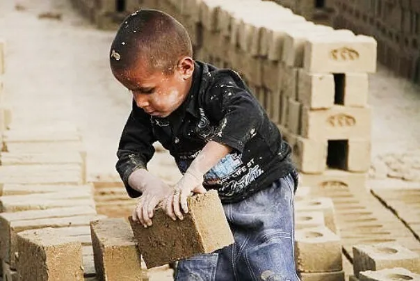 بررسی چالش‌های کودکان کار؛ از بازماندگی از تحصیل و جدایی از خانواده تا ساماندهی ۴ هزار کودک در تهران