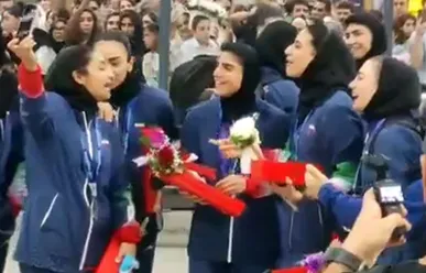 همخوانی سرود ایران توسط دختران تیم ملی کبدی پس از بازگشت به کشور