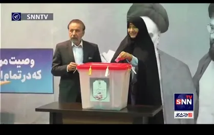 محمود واعظی رییس دفتر رییس جمهور در دولت دوازدهم به همراه همسرش در شعبه اخذ رای جماران رای خود را به صندوق انداخت