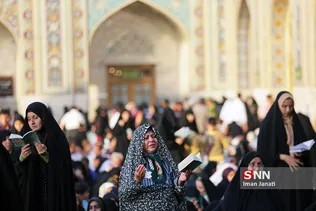 مراسم معنوی دعای عرفه در حرم مطهر رضوی