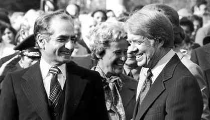 يك اقتصاددان: درآمدهاي نفتي عظيم در زمان شاه خرج رونق صنايع غربي شد/ قبل از انقلاب سيم خاردار هم نمي توانستيم توليد كنيم!