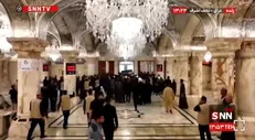 ورود پیکر مطهر رهبر شهید انقلاب پس از اقامه نماز از حرم امیرالمومنین به صحن حضرت زهرا (س) + فیلم