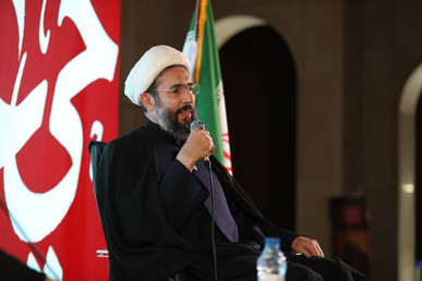 رهبر انقلاب محور وحدت هستند