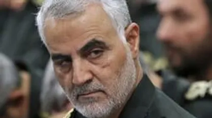 وقتی حاج&zwnj;قاسم در پرواز سوریه هنگام بازدید نیروهای آمریکایی لباس مهندس پرواز پوشید + فیلم