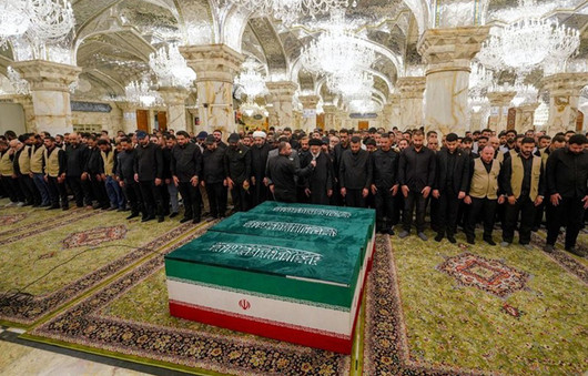 سحرگاه امروز؛ قاب‌هایی از تشییع و اقامه نماز بر پیکر‌های شهدای خانوادۀ «آقای شهید ایران» در حرم مطهر حضرت امیرالمومنین علیه‌السلام؛ نجف اشرف