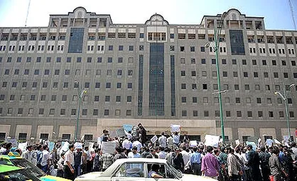 اخراجی&zwnj;های بانک صادرات مقابل مجلس تجمع کردند