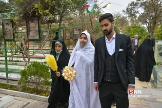یک زوج شیرازی همزمان با فرارسیدن 22 اسفندماه، سالروز گرامیداشت مقام شهدا، آغاز زندگی مشترک خود را در جوار مزار شهدای گمنام گلزار شهدای این شهر جشن گرفتند.
