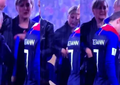 فیلم/ دزدیدن مدال&zwnj; طلای فینال جام جهانی توسط یکی از عوامل برگزاری مراسم!