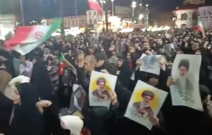 آغاز سومین شب قرار شبانه مردم در میدان شهدای ذهاب رشت با سر دادن شعار مرگ بر آمریکا