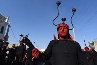 کاروان نمادین کربلا در خمینی شهر اصفهان