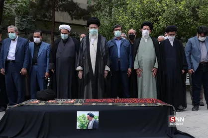 اقامه نماز رهبر انقلاب بر پیکر حجت&zwnj;&zwnj;&zwnj;الاسلام دعائی