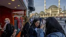 هجوم شهروندان ترکیه ای به فروشگاه‌ها در پی افزایش ۲۰۰ درصدی قیمت روغن در این کشور
‎