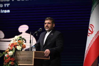 رئیس جمهور در کنار مردم به تماشای فیلم&zwnj;های &laquo;فجر&raquo; نشست