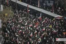جمعیت مراسم تشییع شهدا همچنان در حال افزایش است/ مردم آمدند تا با فرماندهان و شهدا وداع کنند + فیلم