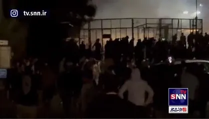 اختصاصی_لبنان |هم اکنون درب سفارت آمریکا در بیروت توسط مردم به آتش کشیده شد