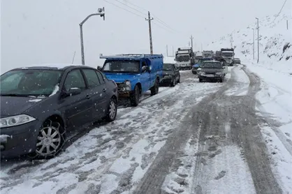 بارش برف و باران در محورهای ۴ استان/ لزوم تردد با زنجیر چرخ در۳ جاده