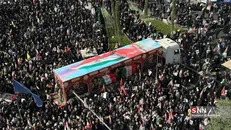 همزمان با نزدیک شدن پیکر شهدا به میدان آزادی جمعیت مردم و تشییع کنندگان رو به افزایش است + فیلم
