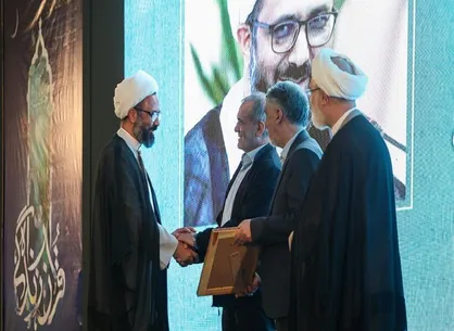 ۱۴ خادم قرآنی با حضور رئیس&zwnj;جمهور تجلیل شدند