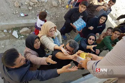 دانشجویان جهادی کازرون ۲۴ بسته غذایی عیدانه به محرومان هدیه کردند