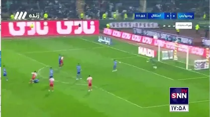 گل اول پرسپولیس توسط امید عالیشاه در دقیقه ۷۷