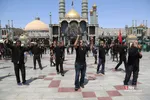مردم شهر مقدس قم از نقاط مختلف شهر با برپایی دسته‌جات عزاداری به مناسبت روز تاسوعای حسینی به سمت حرم مطهر بانوی کرامت حرکت کرده به عزاداری و سوگواری می‌پردازند. 