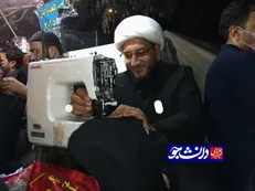 روحانی جوان کیف و کفش زوار اربعین را مرمت می‌کند +عکس