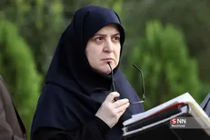 حاشیه جالب حین سخنرانی خانم سخنگوی دولت؛ «من گرمم شده، اینجا نمی‌توانم صحبت کنم» + فیلم