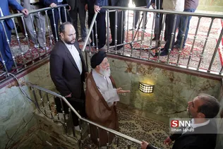 آیت الله علم الهدی ، نماینده مقام معظم رهبری و امام جمعه مشهد مقدس در حال آماده شدن جهت اقامه نماز عید سعید فطر
