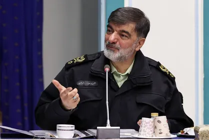 لحظاتی از هدف&zwnj;گیری هلیکوپترهای آمریکایی توسط یگان تکاوری پلیس و گفت&zwnj;وگوی سردار رادان با فرمانده پلیس اصفهان + فیلم