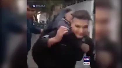 کمک مامور پلیس به یک پیرزن در آبگرفتگی مرودشت فارس