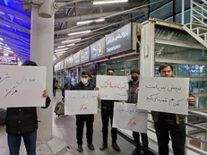 جمعی از دانشجویان در فرودگاه امام خمینی (ره) تجمع کردند