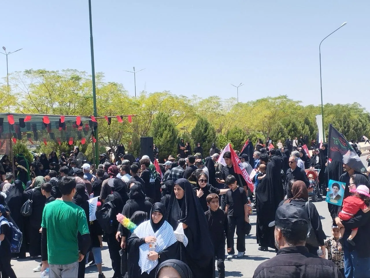 دلدادگان اربعین در مسیر عشق/دلدادگانی که در شهر خود هم‌قدم کربلا می‌شوند+ فیلم