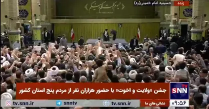 ابراز احساسات مردم هنگام ورود رهبر انقلاب به حسینیه امام خمینی (ره)