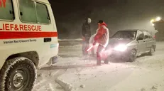 امدادرسانی هلال احمر به ۲۰۰ گرفتار برف در خوش‌ییلاق