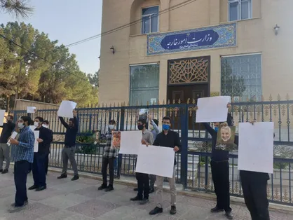 دانشجویان یزدی در مقابل نمایندگی وزارت امور خارجه و فرودگاه شهید صدوقی تجمع کردند + عکس