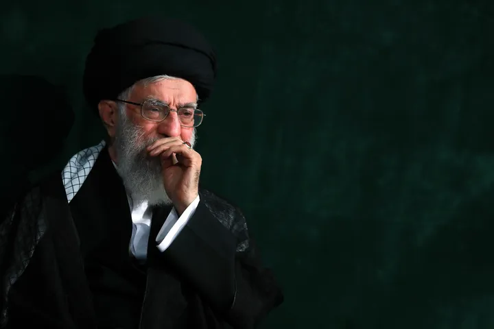 محرّم‌نامه رهبر شهید (بخش سوم)؛ تشریح تکلیف جهانی بشریت در مواجهه با قدرت‌های ستمگر و رد نظریات تک‌بعدی پیرامون عاشورا + فیلم