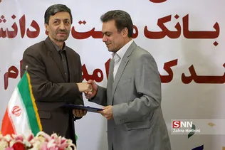 پرویز فتاح و محمد بیگدلی در آیین اهدای ۱۰۱۰۰۰ جفت کفش توسط بانک ملت به دانش آموزان نیازمند کمیته امداد امام خمینی (ره)