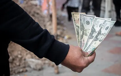 سقوط ۳ هزار تومانی نرخ دلار در یک روز / ادامه ریزش قیمت&zwnj;ها در بازار ارز