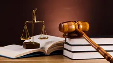 اخراج مدیر یک مجتمع قضایی با نظارت بازرسان