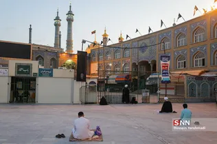 حضور تعدادی از مجاوران روزه‌دار و مغازه داران اطراف حرم مطهر، همزمان با اذان مغرب و لحظه افطار در نزدیکی حرم حضرت معصومه (س)
