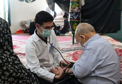 دانشجویان جهادگر مشهدی هر هفته به دیدار خانواده&zwnj;های کم برخوردار حاشیه شهر می&zwnj;روند / جهاد پزشکی تا ۱۴۰۰