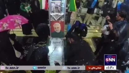 ۰۱:۲۰ بامداد؛ حضور عاشقان سردار سلیمانی در گلزار شهدای کرمان در پنجمین سالروز شهادت فرماندهان جبهه مقاومت