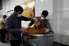 دانشجویان بسیجی دانشگاه لرستان برای بیماران کرونایی آبمیوه طبیعی تولید می‌کنند + فیلم