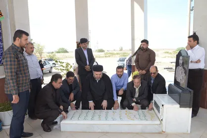 هیات رئیسه دانشگاه آزاد بوشهر با خانواده اولین شهید مدافع حرم استان دیدار کردند