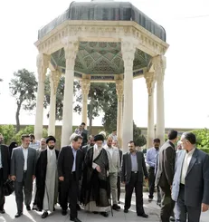 روز جهانی حافظ و تعابیر رهبر انقلاب؛ «شاعری همچنان ناشناخته» / چرا فقط ۵۰۰ غزل از لسان الغیب باقی مانده؟
