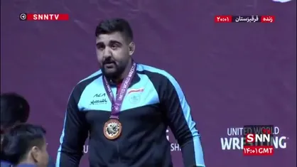 مراسم اهدای مدال وزن ۱۳۰ کیلوگرم نقش طلا بر سینه فتحی